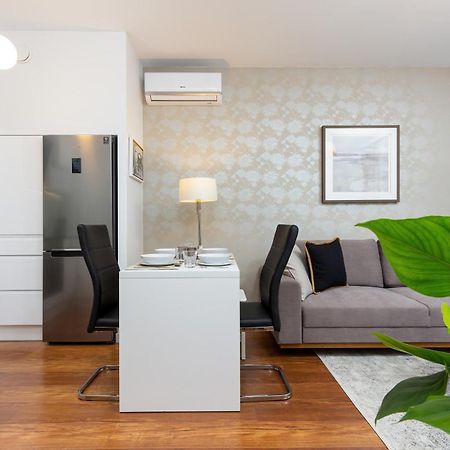 Royal City Center Mennica Residence By Noclegi Renters Varsó Kültér fotó